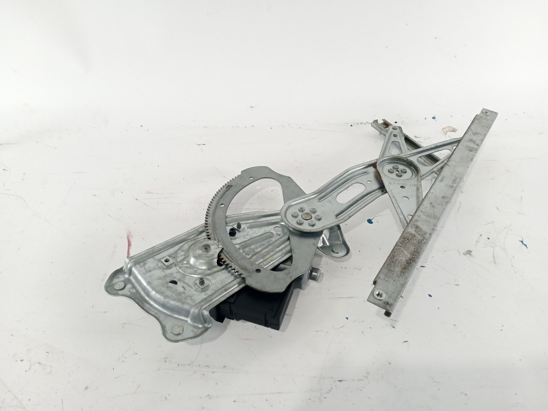 elevalunas_trasero_izquierdo_827310166r_renault_scenic_iii_jz0_1_1_6_dci_jz00_jz12