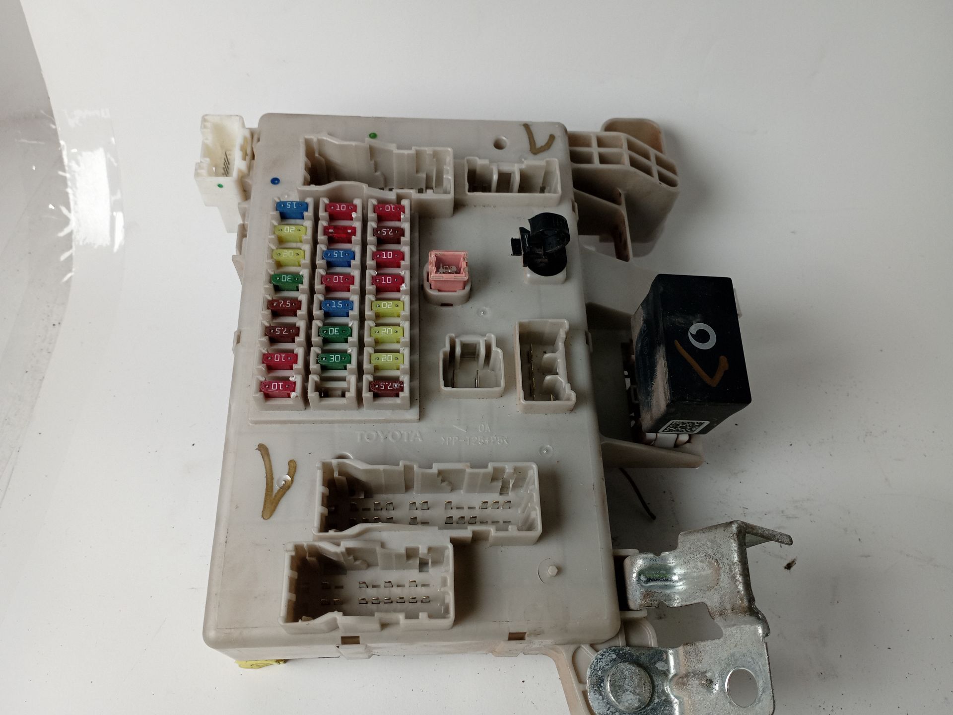 caja_reles_fusibles_8274135110_toyota_land_cruiser_prado_j12_3_0_d_4d_kdj120_kdj12