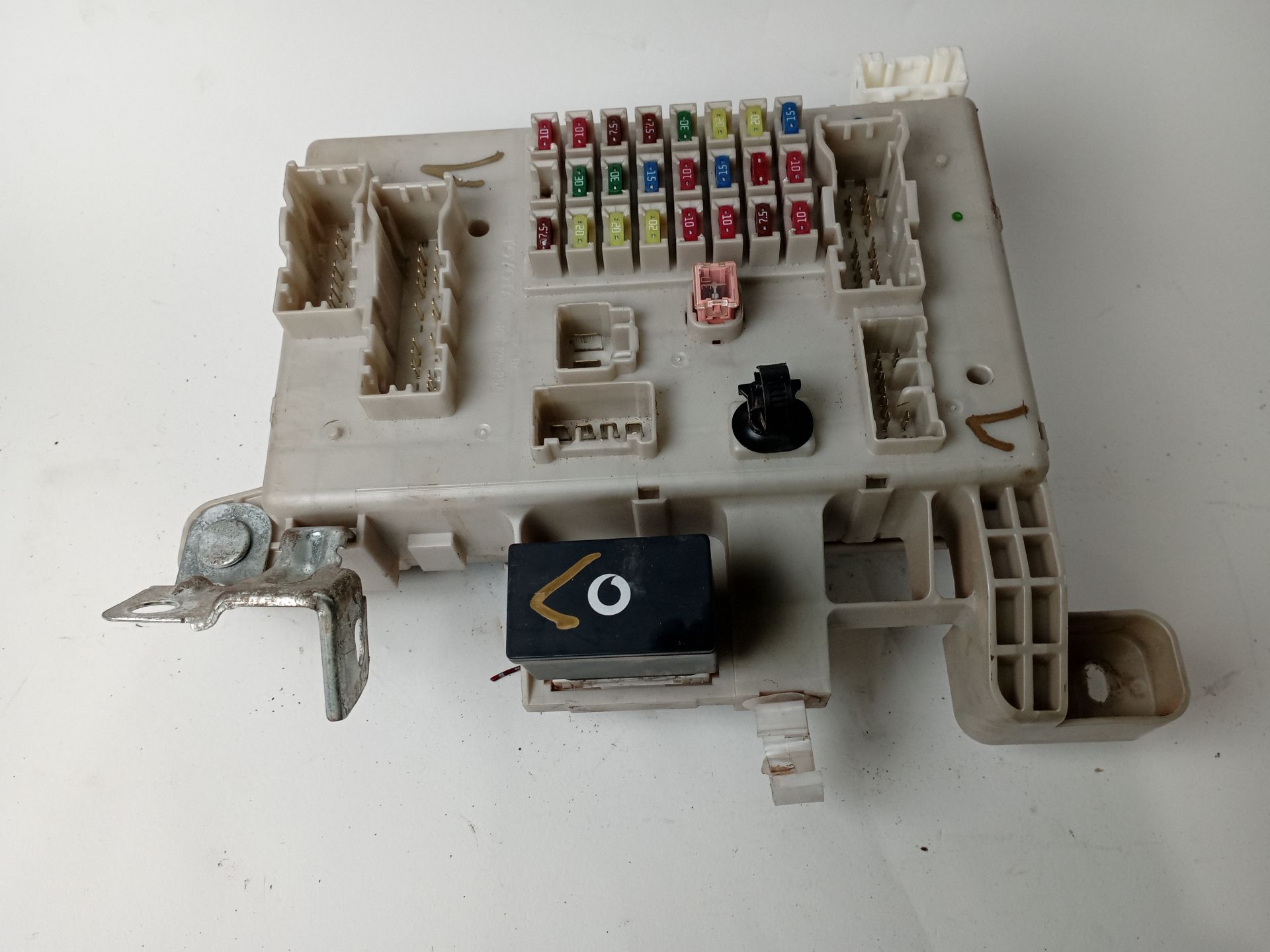 caja_reles_fusibles_8274135110_toyota_land_cruiser_prado_j12_3_0_d_4d_kdj120_kdj12