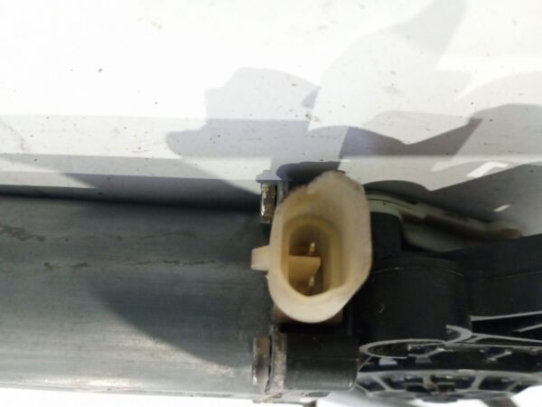 elevalunas_trasero_derecho_100208xxx_toyota_avensis_ranchera_familiar_t27_2_2_d_4d_adt271