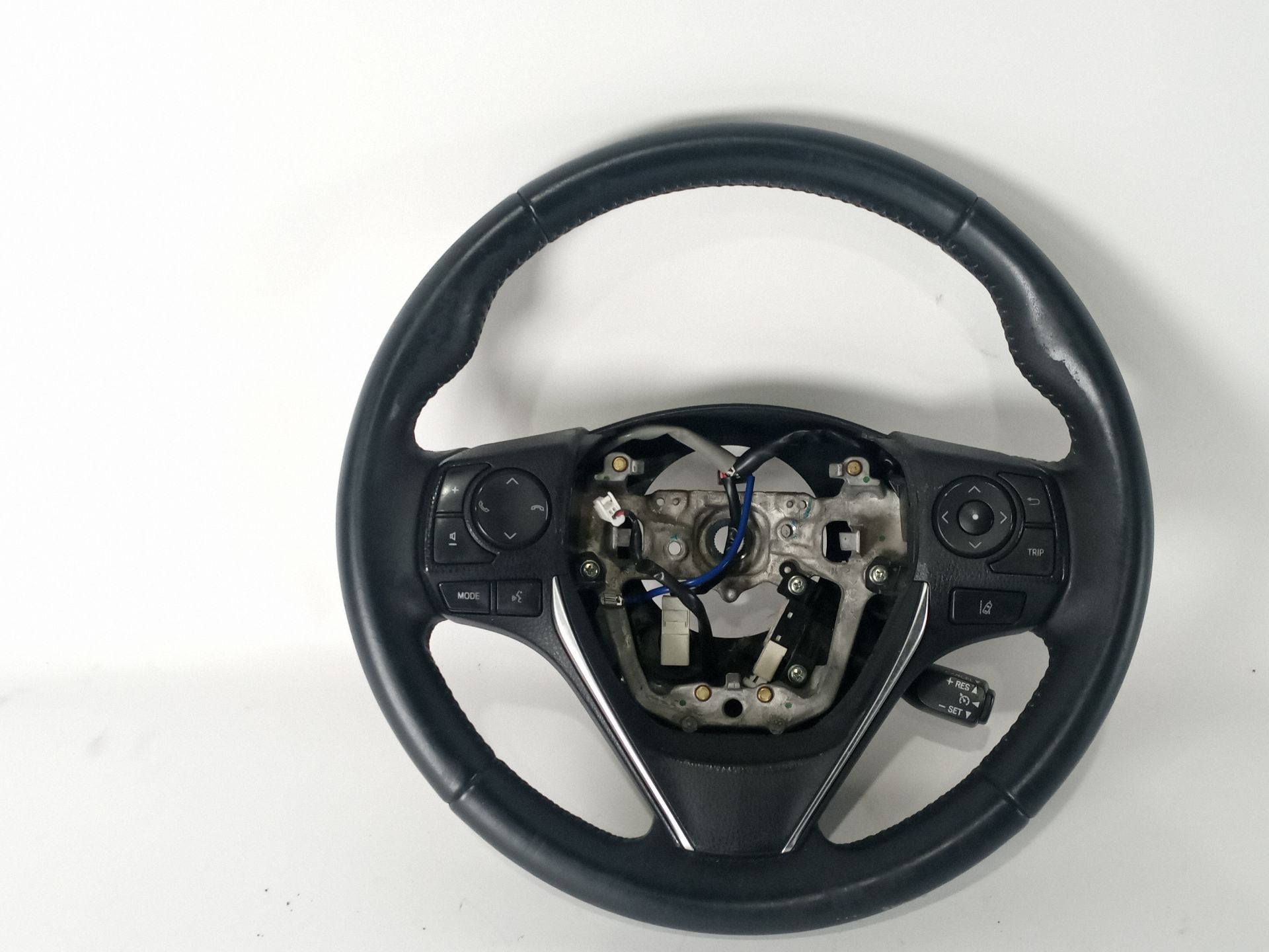 volante_622837810_182550494_toyota_auris_ranchera_familiar_e18_1_8_hybrid_zwe186