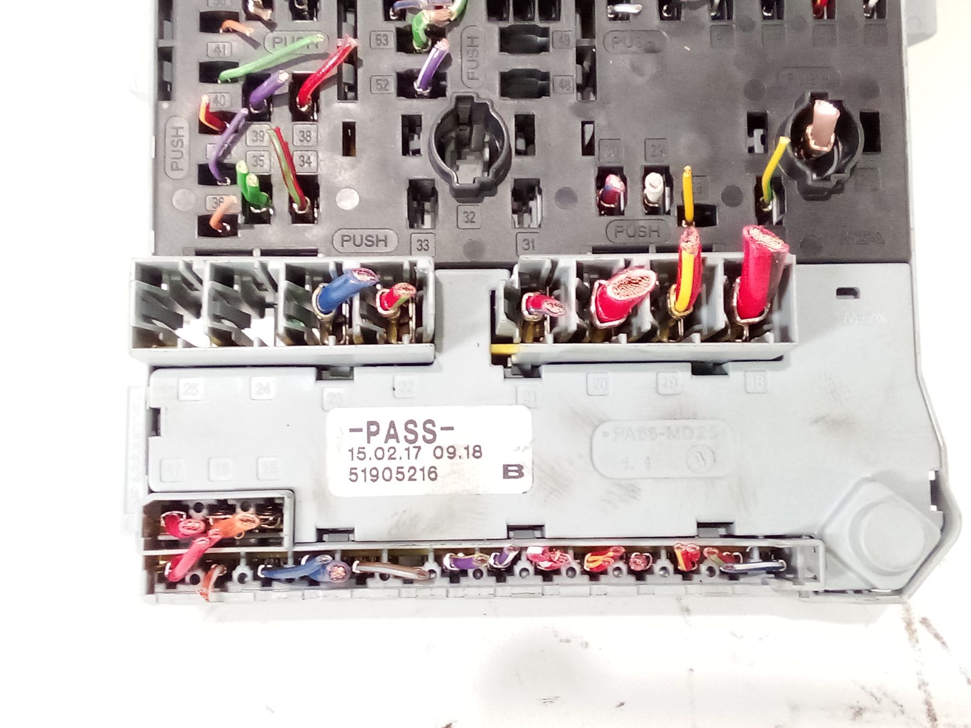 caja_reles_fusibles_51905216_fiat_500