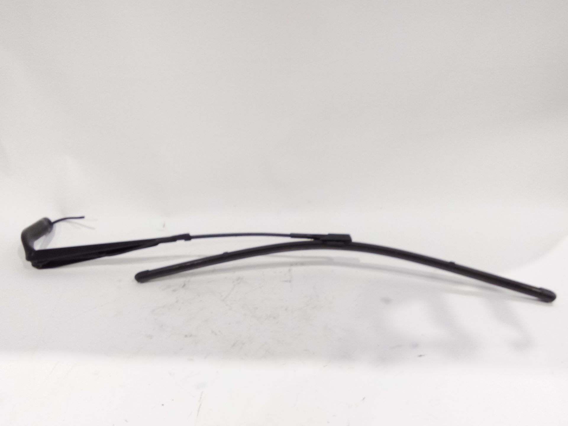 brazo_limpia_delantero_izquierdo_a9108203200_mercedes_benz_sprinter_5_t_caja_chasis_b907_516_cdi_907_153_907_155_907_253_907_255