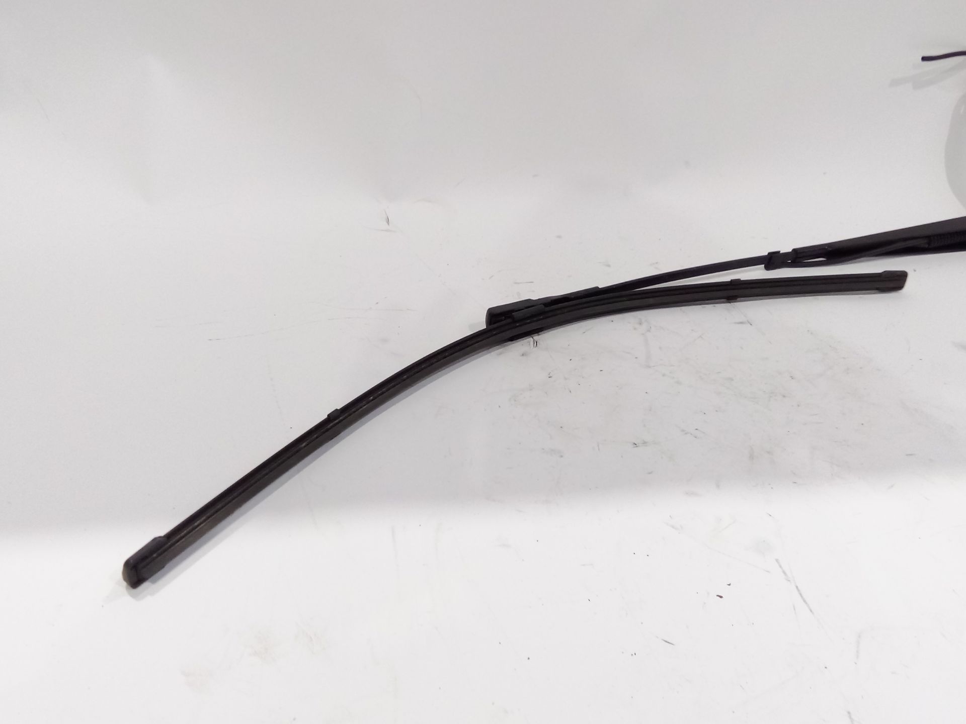 brazo_limpia_delantero_izquierdo_a9108203200_mercedes_benz_sprinter_5_t_caja_chasis_b907_516_cdi_907_153_907_155_907_253_907_255