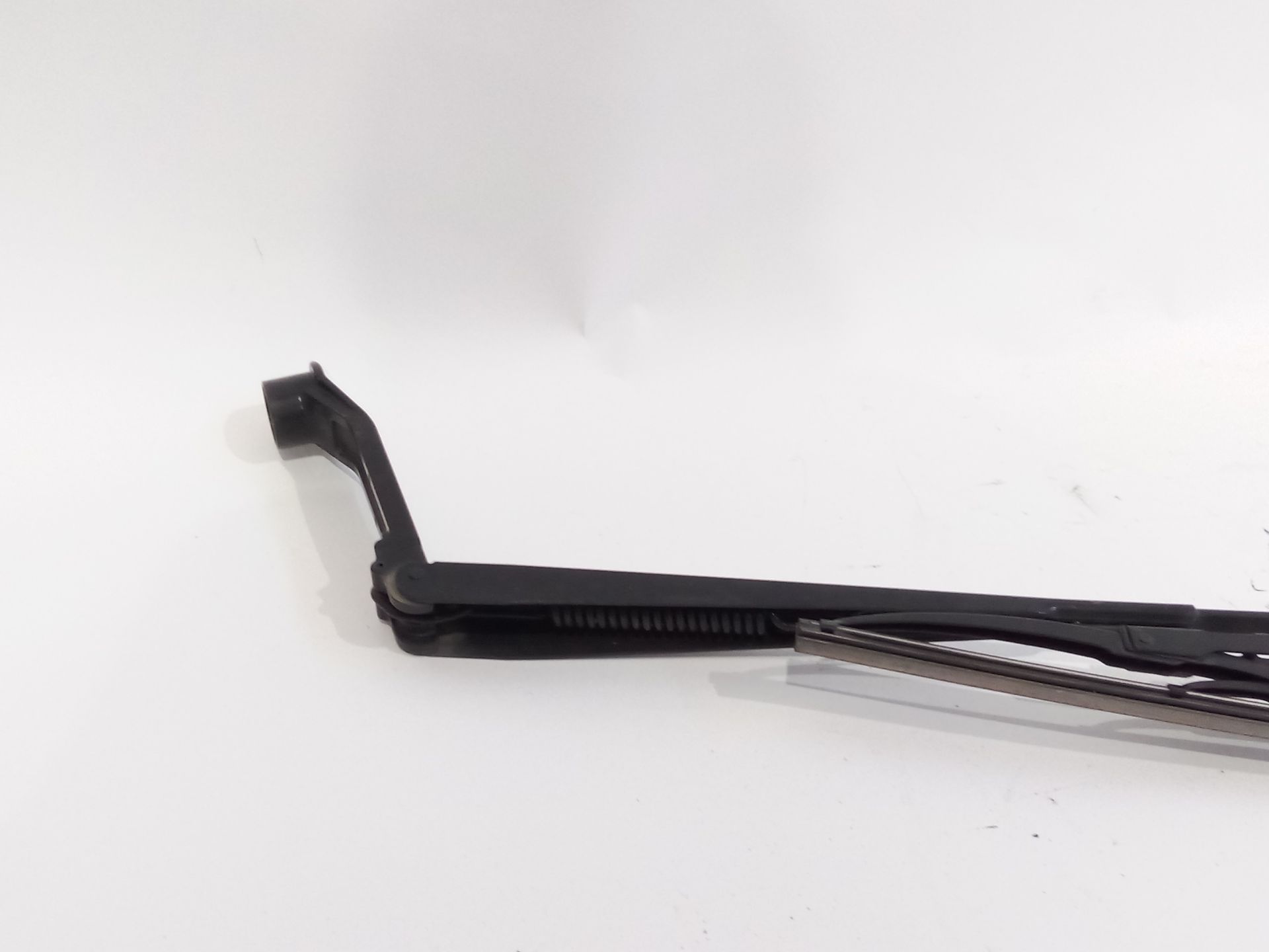 brazo_limpia_delantero_derecho_8250a201_7395_mitsubishi_montero_iv_v8_w_v9_w_3_2_di_d_4wd_v98w_v88w