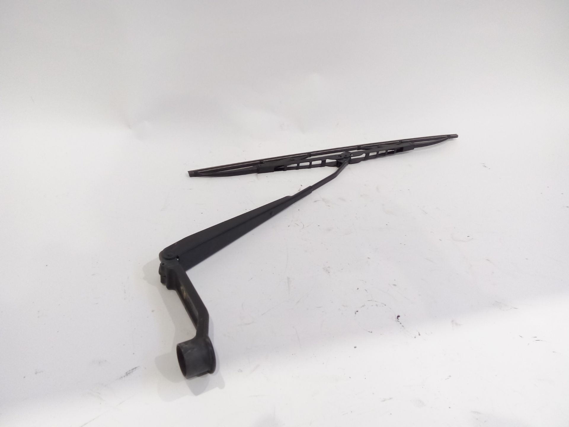 brazo_limpia_delantero_derecho_8250a201_7395_mitsubishi_montero_iv_v8_w_v9_w_3_2_di_d_4wd_v98w_v88w