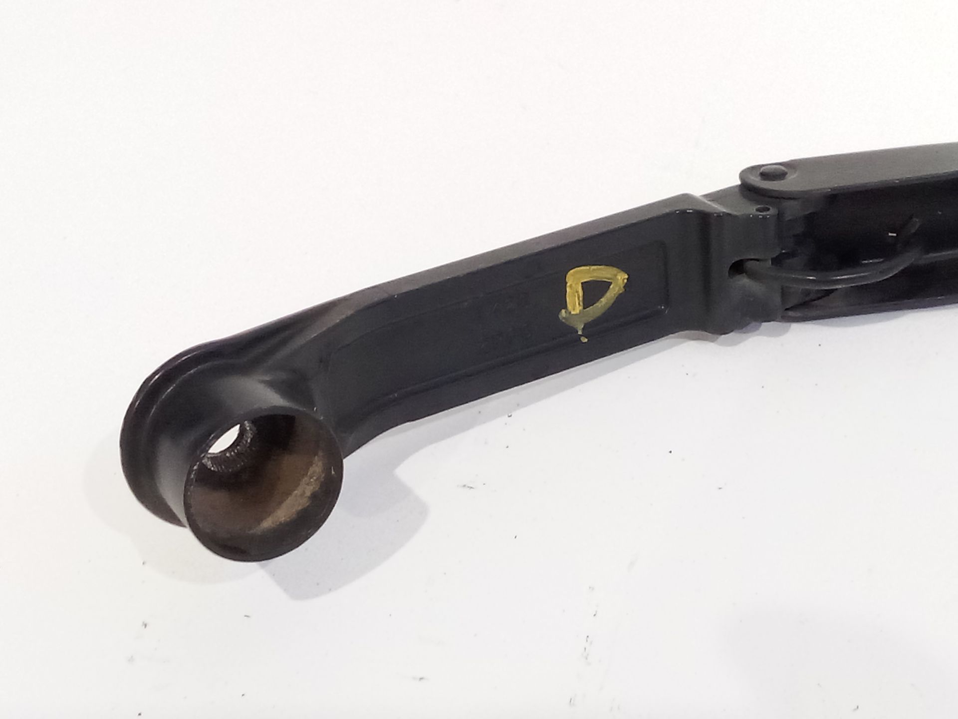 brazo_limpia_delantero_derecho_8250a201_7395_mitsubishi_montero_iv_v8_w_v9_w_3_2_di_d_4wd_v98w_v88w