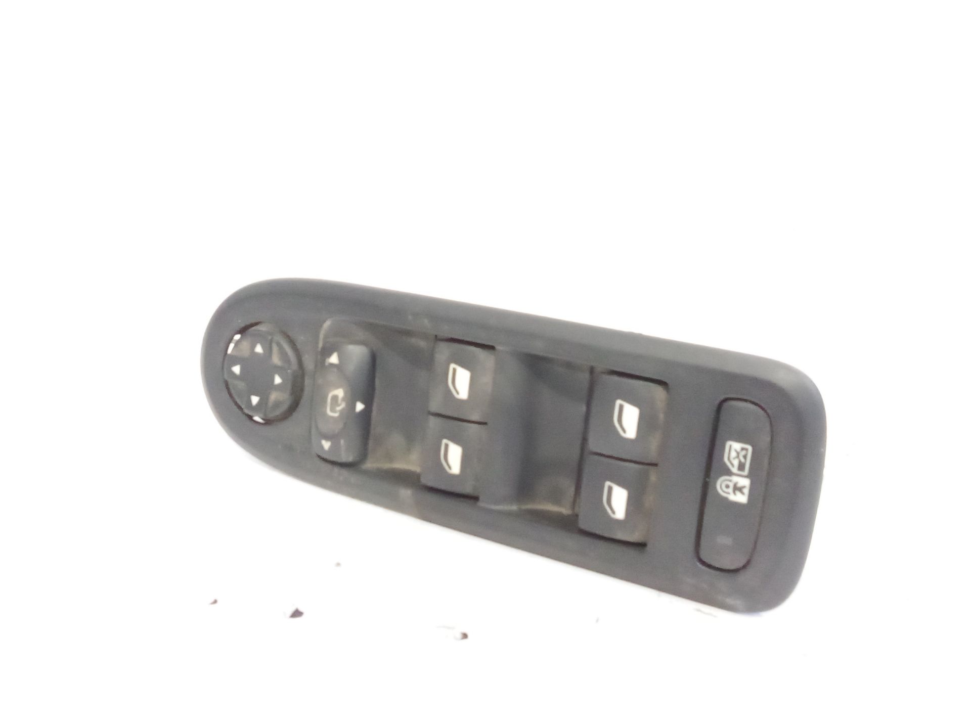 boton_elevalunas_izquierdo_98026370_peugeot_508_i_8d_2_0_bluehdi_180