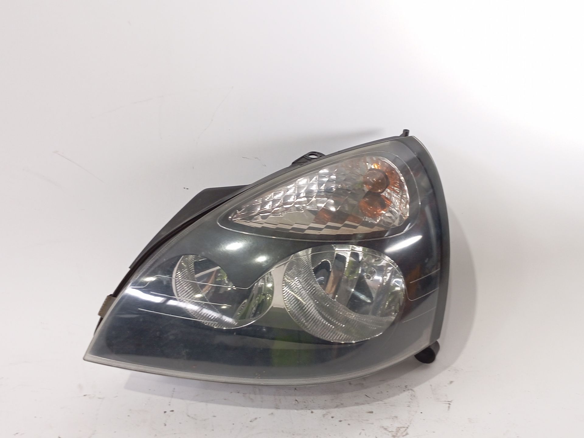 faro_izquierdo_7701054063_clio_ii_fase_2_2001_2005_fondo_negro_al_de