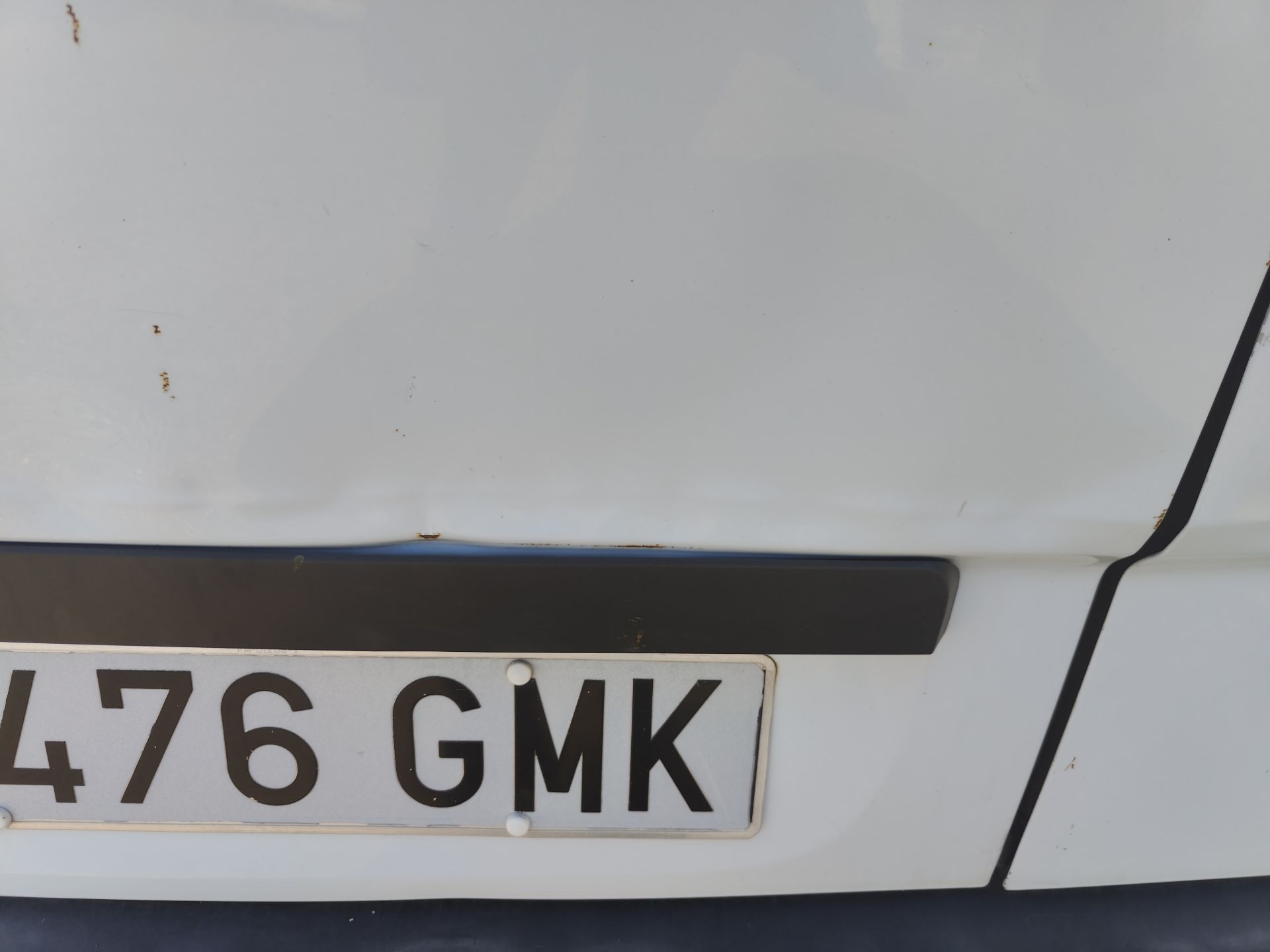 puerta_de_carga_trasera_izquierda_a9067400005_n_de_pintura_9147_color_de_pintura_blanco_artico_mb_9147_a_906_740_00_05_mercedes