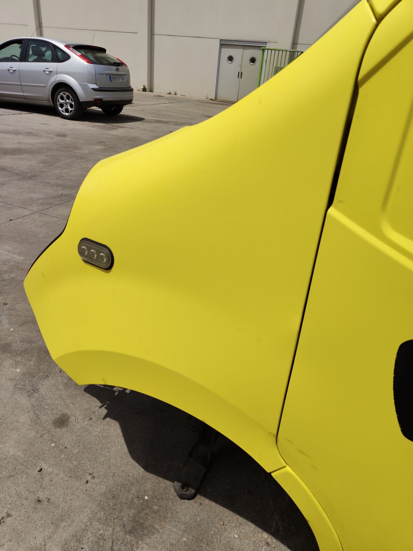 aleta_delantera_izquierda_631013304r_color_carroceria_cm037_yellow_giese_body_colour_renault_master_iii_furgoneta_fv_2_3_dci_125