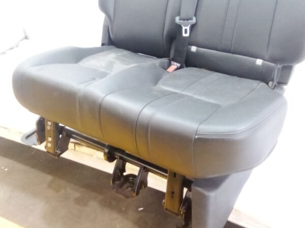 asiento_trasero_medio_e_izquierdo_lr013297_land_rover_discovery_iv_l319_3_0_td_4x4