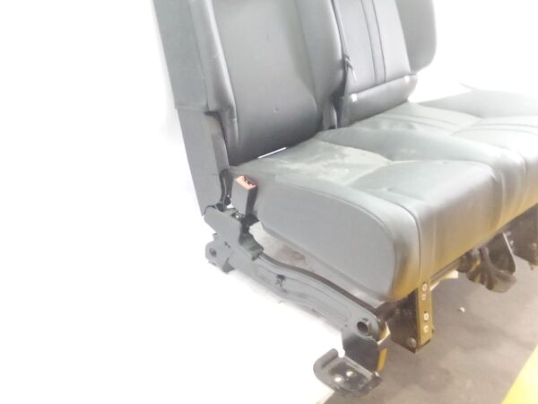 asiento_trasero_medio_e_izquierdo_lr013297_land_rover_discovery_iv_l319_3_0_td_4x4