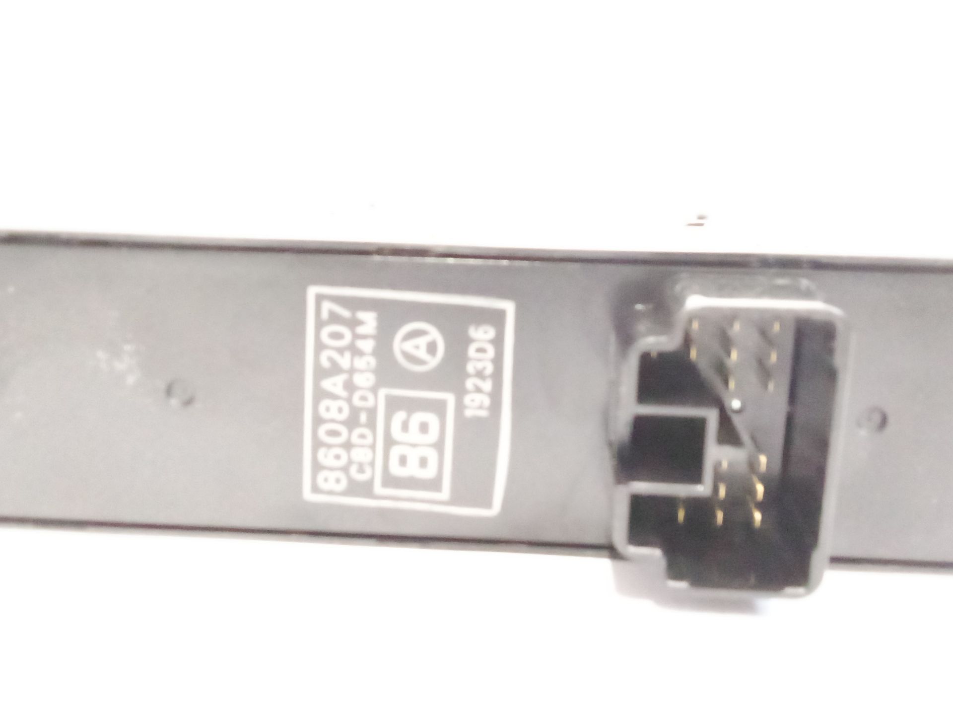 boton_elevalunas_izquierdo_8608a207_mitsubishi_asx_ga_w_1_8_di_d_4wd_ga6w