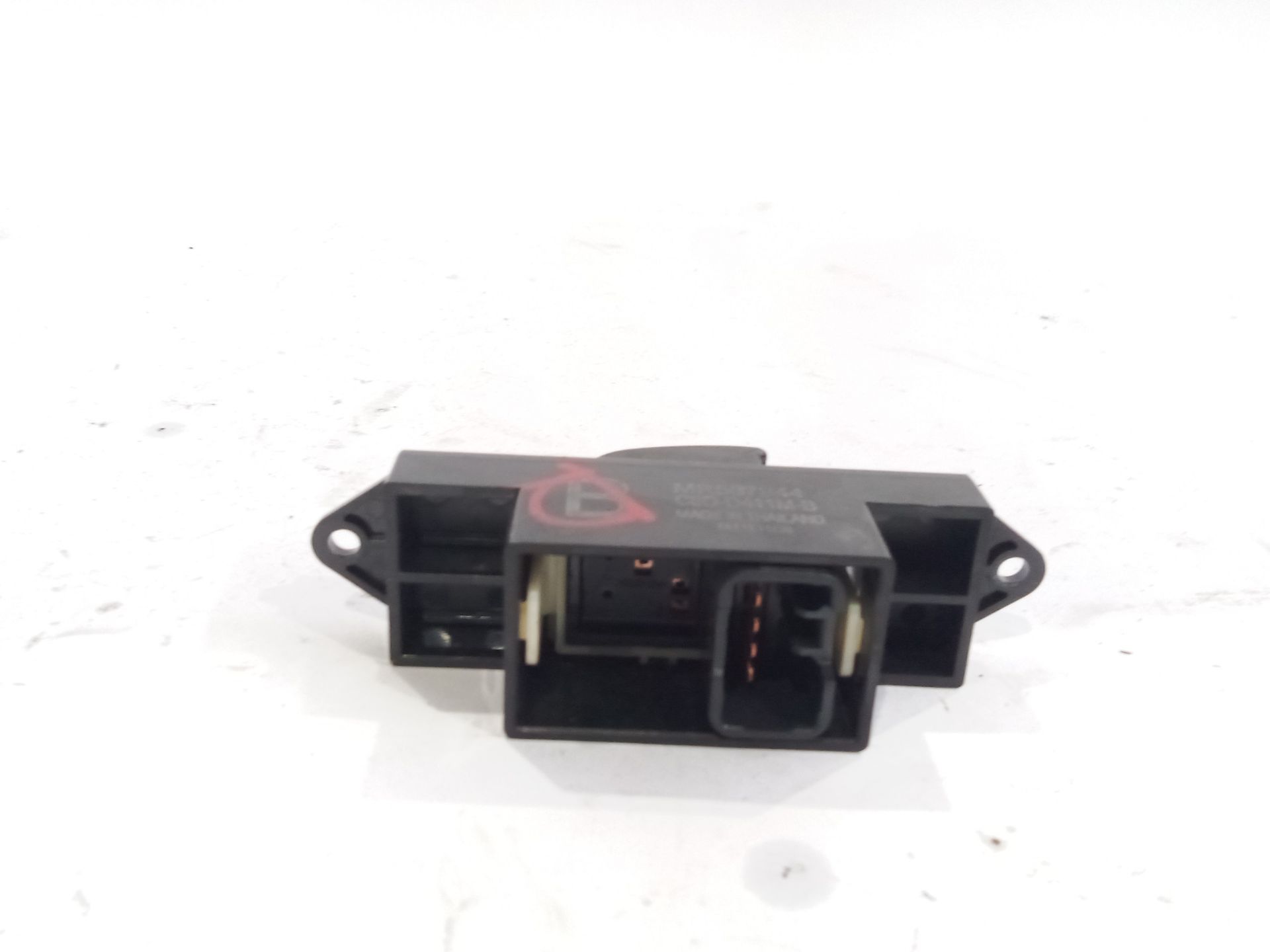 boton_elevalunas_derecho_mr587944_mitsubishi_asx_ga_w_1_8_di_d_4wd_ga6w