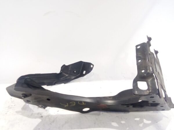 soporte_faro_derecho_a2116200416_a_211_620_04_16_mercedes_benz_clase_e_w211_e_270_cdi_211_016