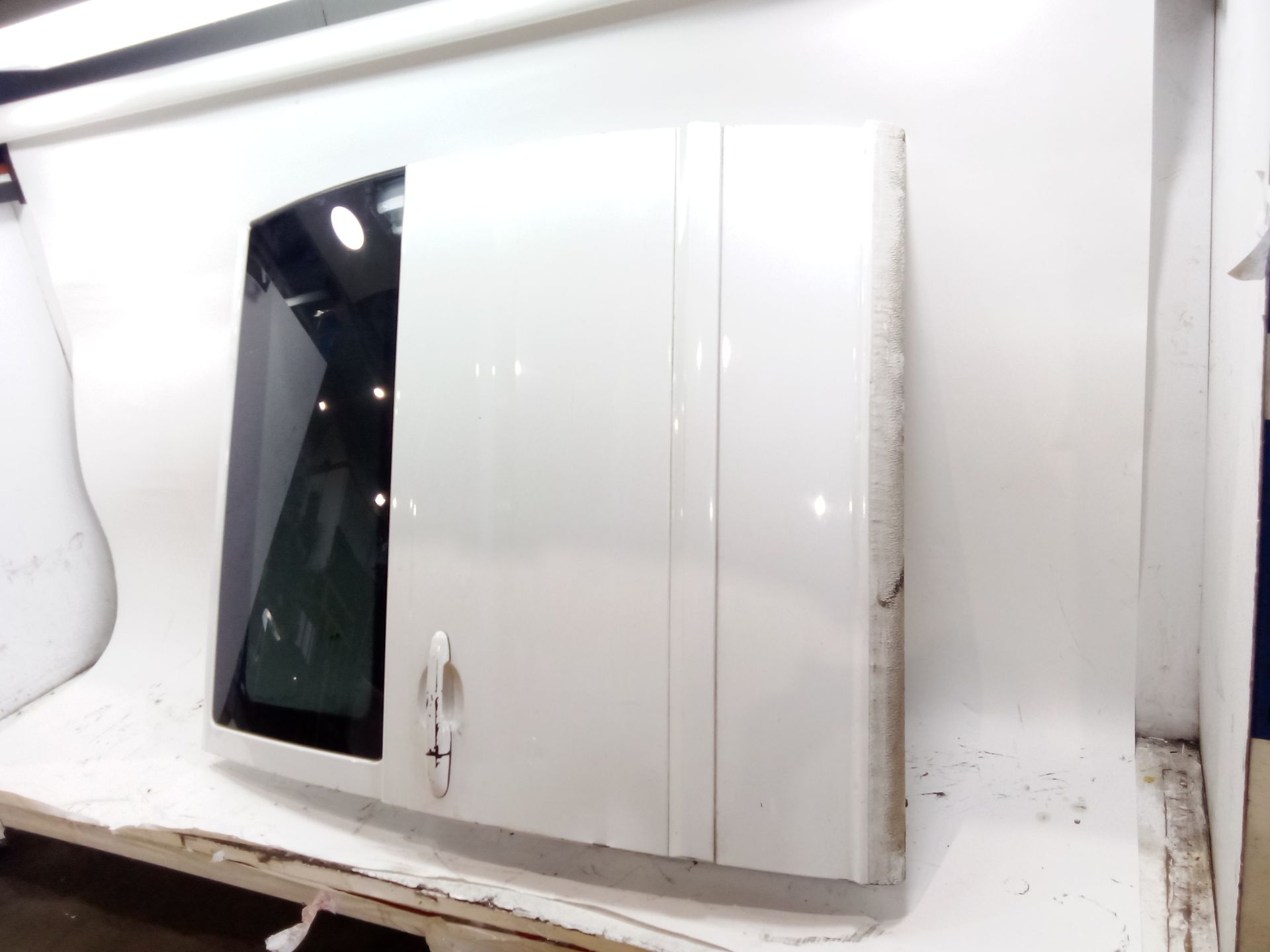 puerta_corredera_lateral_izquierda_a6397301905_n_de_pintura9147_color_de_pintura_blanco_artico_mb_9147_a_639_730_19_05_mercedes