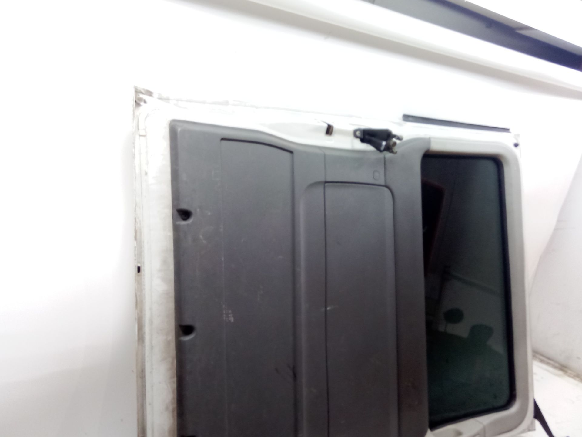 puerta_corredera_lateral_izquierda_a6397301905_n_de_pintura9147_color_de_pintura_blanco_artico_mb_9147_a_639_730_19_05_mercedes