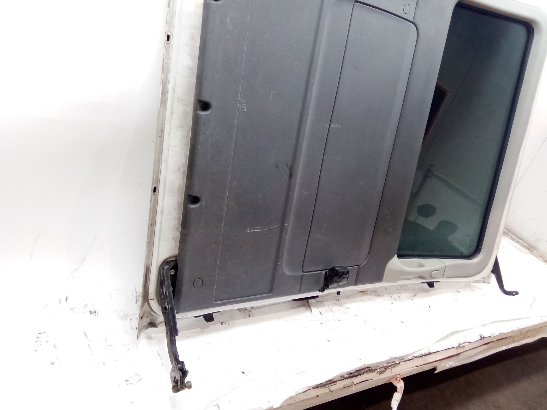 puerta_corredera_lateral_izquierda_a6397301905_n_de_pintura9147_color_de_pintura_blanco_artico_mb_9147_a_639_730_19_05_mercedes