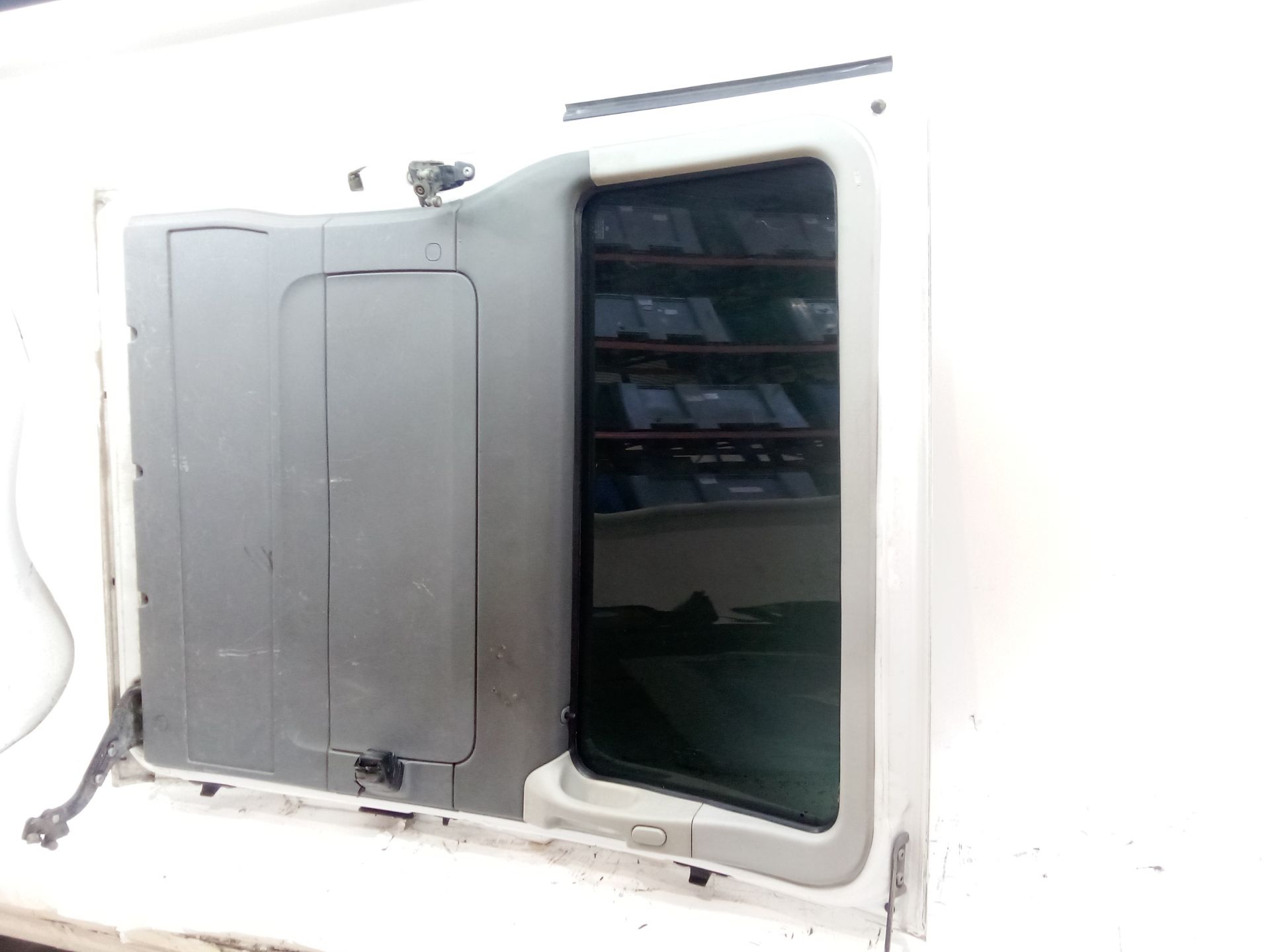 puerta_corredera_lateral_izquierda_a6397301905_n_de_pintura9147_color_de_pintura_blanco_artico_mb_9147_a_639_730_19_05_mercedes