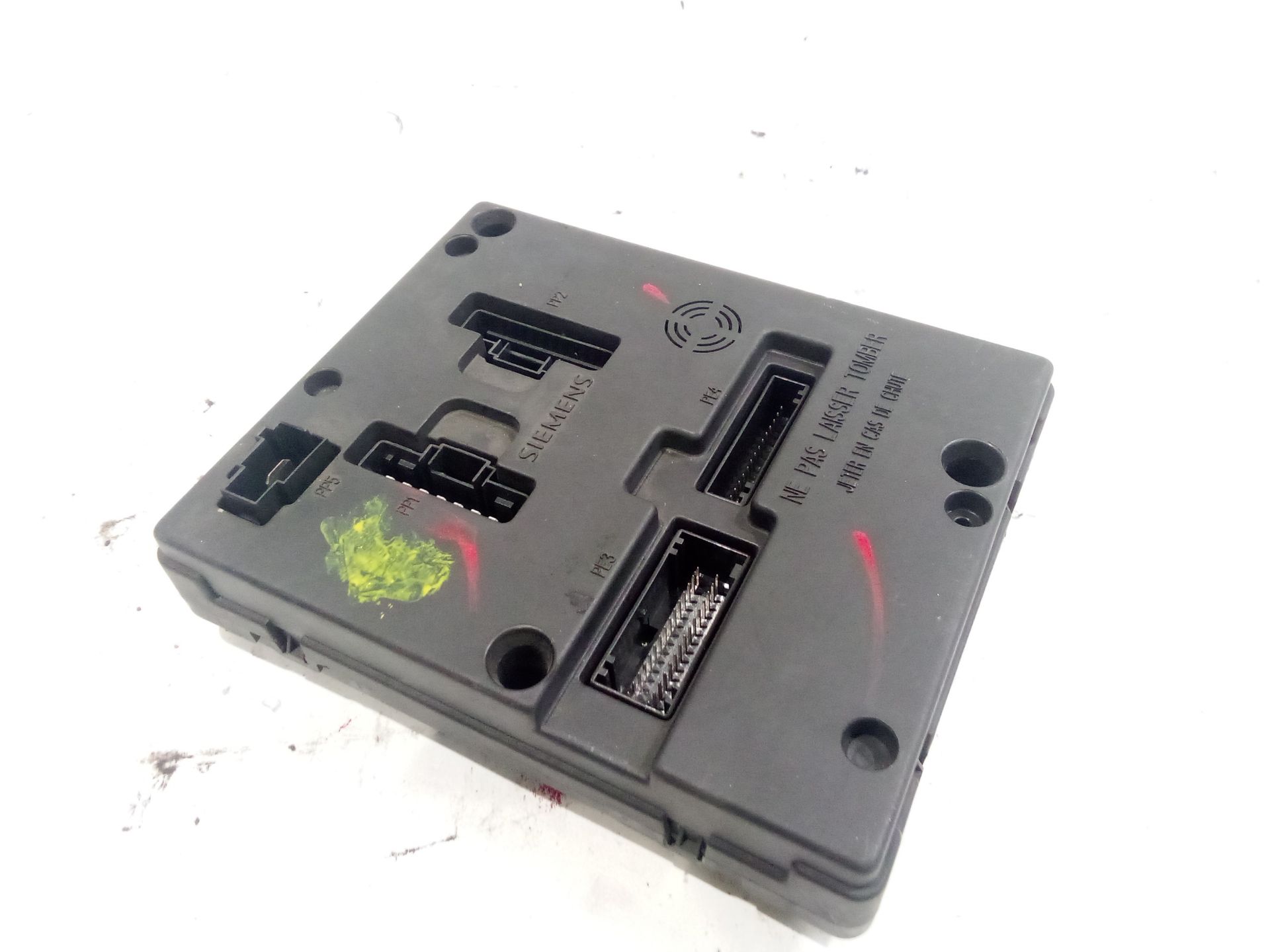 caja_reles_fusibles_7703297929_megane_1_al_de