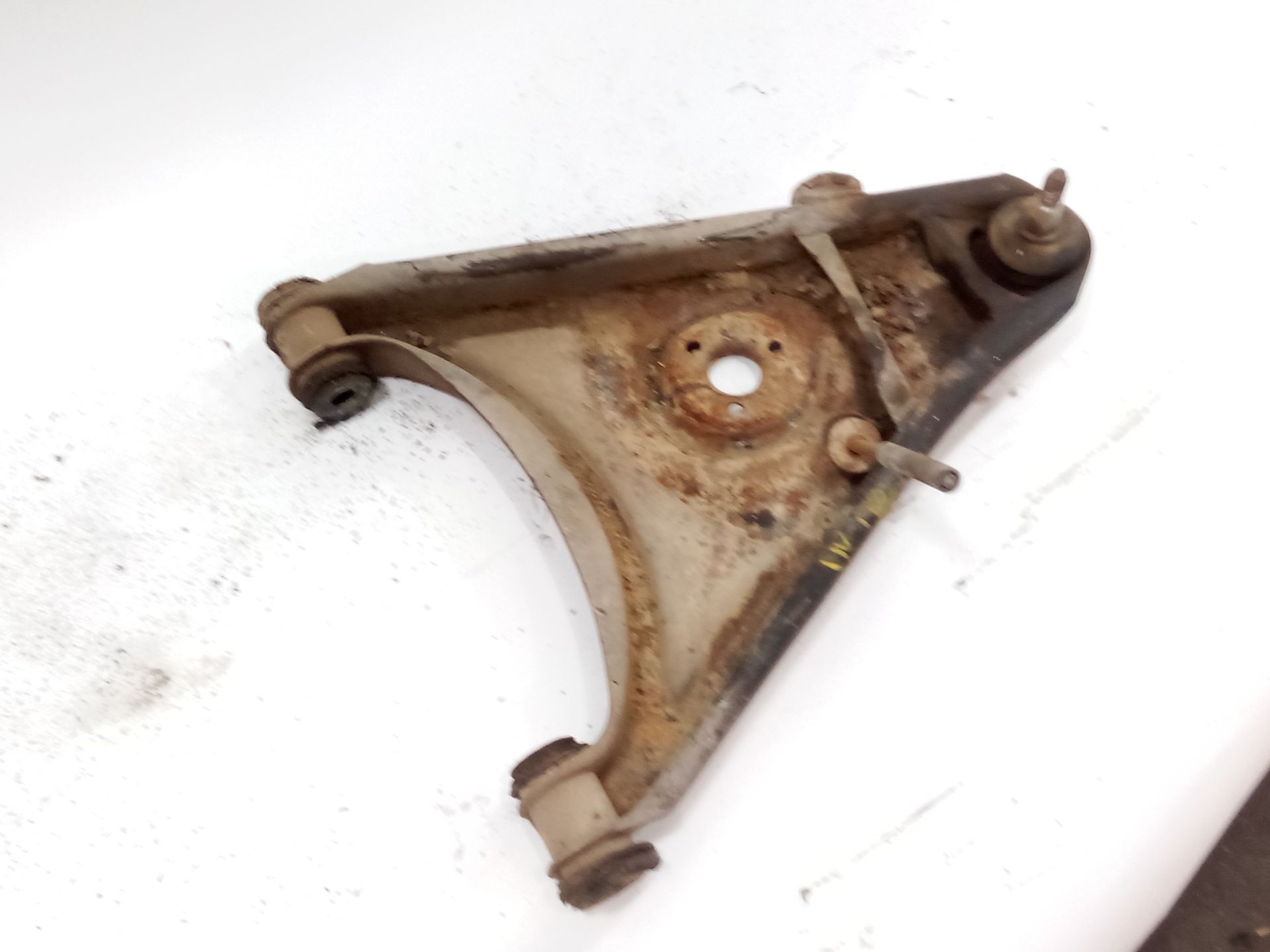 brazo_suspension_inferior_delantero_izquierdo_a1073301207_mercedes_benz_8_w115_200_d_115_115