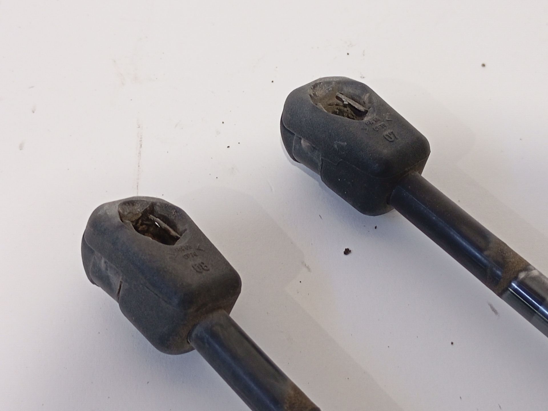 amortiguadores_maletero_porton_817712e000_hyundai_tucson_jm_2_0_crdi_a_las_4_ruedas