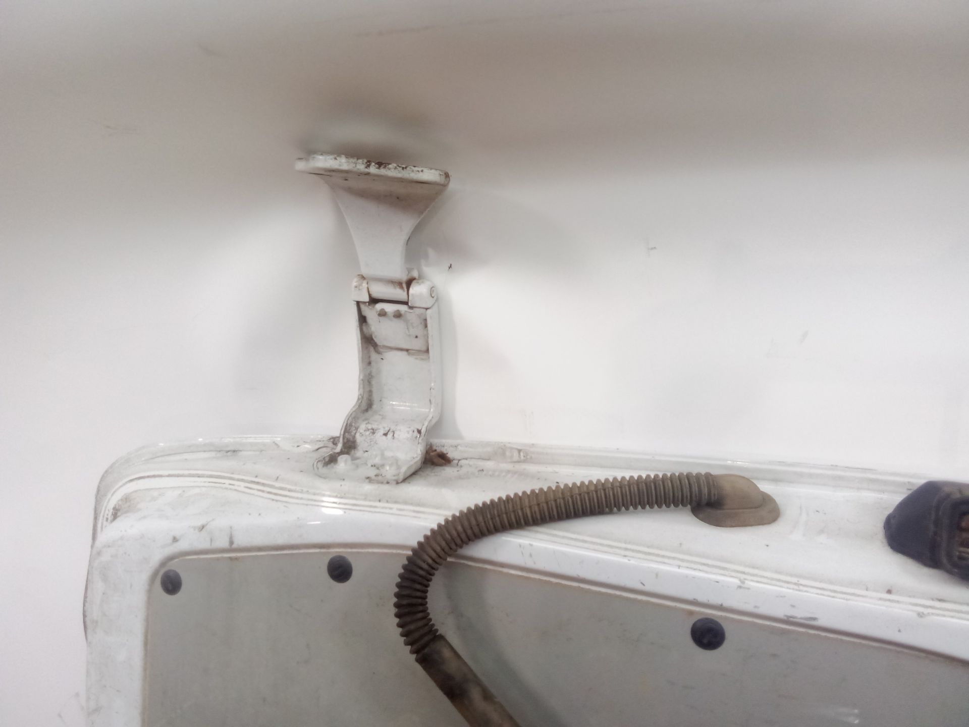 puerta_de_carga_trasera_derecha_a6397400102_n_de_pintura_9147_color_de_pintura_blanco_artico_mb_9147_a_639_740_01_02_mercedes_be