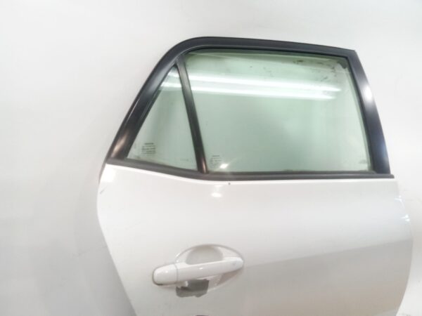 puerta_trasera_derecha_6700302250_color_exterior_070_toyota_auris_e15_1_8_hybrid_zwe150