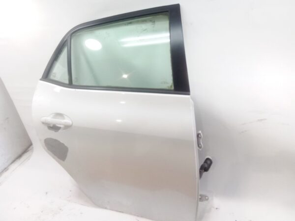 puerta_trasera_derecha_6700302250_color_exterior_070_toyota_auris_e15_1_8_hybrid_zwe150