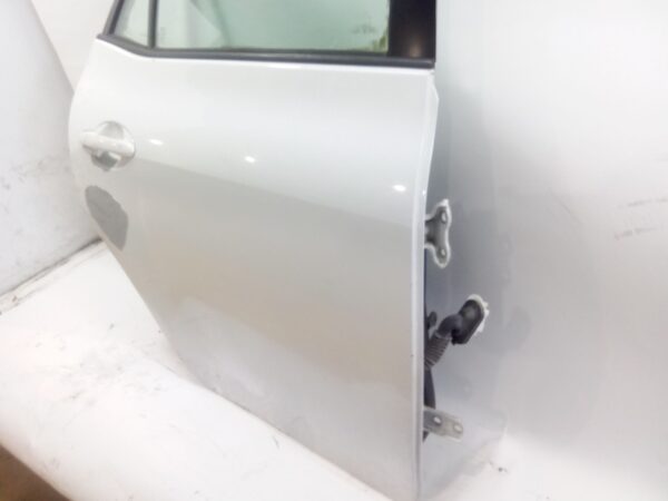 puerta_trasera_derecha_6700302250_color_exterior_070_toyota_auris_e15_1_8_hybrid_zwe150