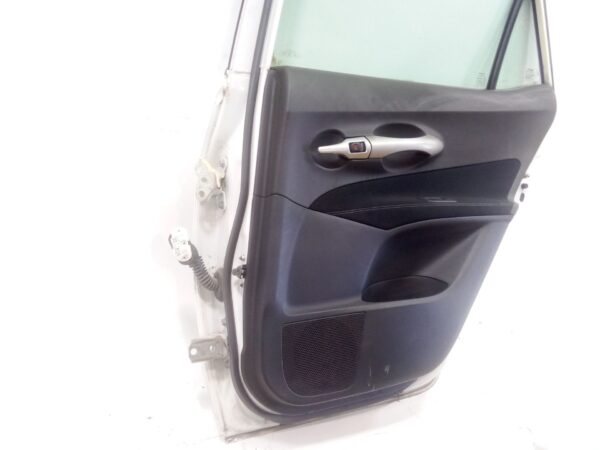 puerta_trasera_derecha_6700302250_color_exterior_070_toyota_auris_e15_1_8_hybrid_zwe150