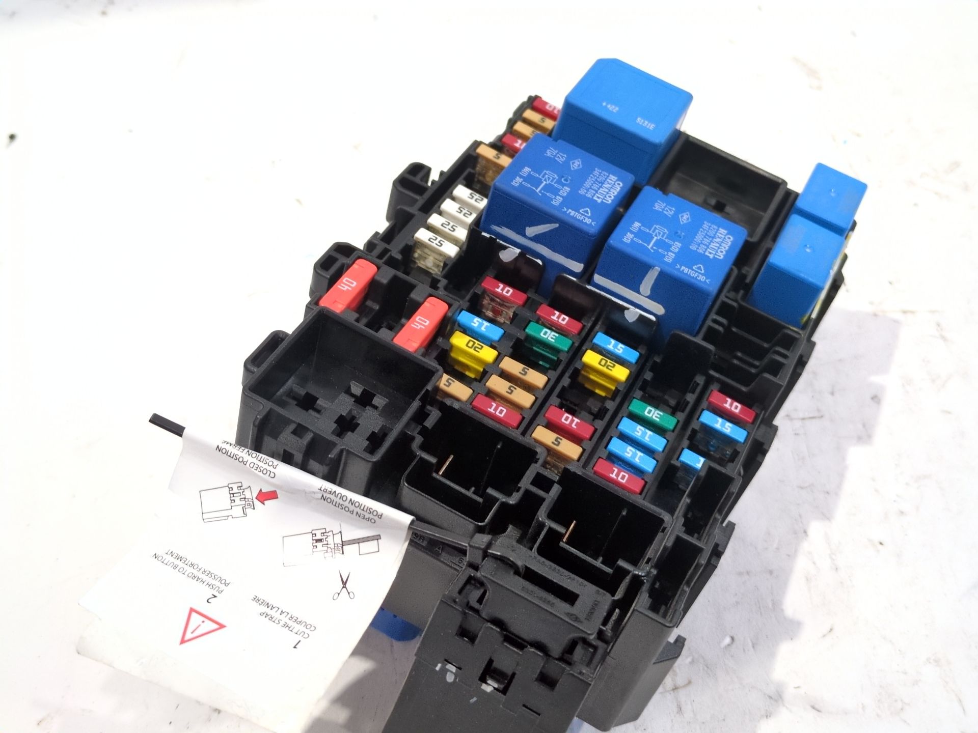 caja_reles_fusibles_243805499r_renault_clio_v_b7_tce_90_b7mt