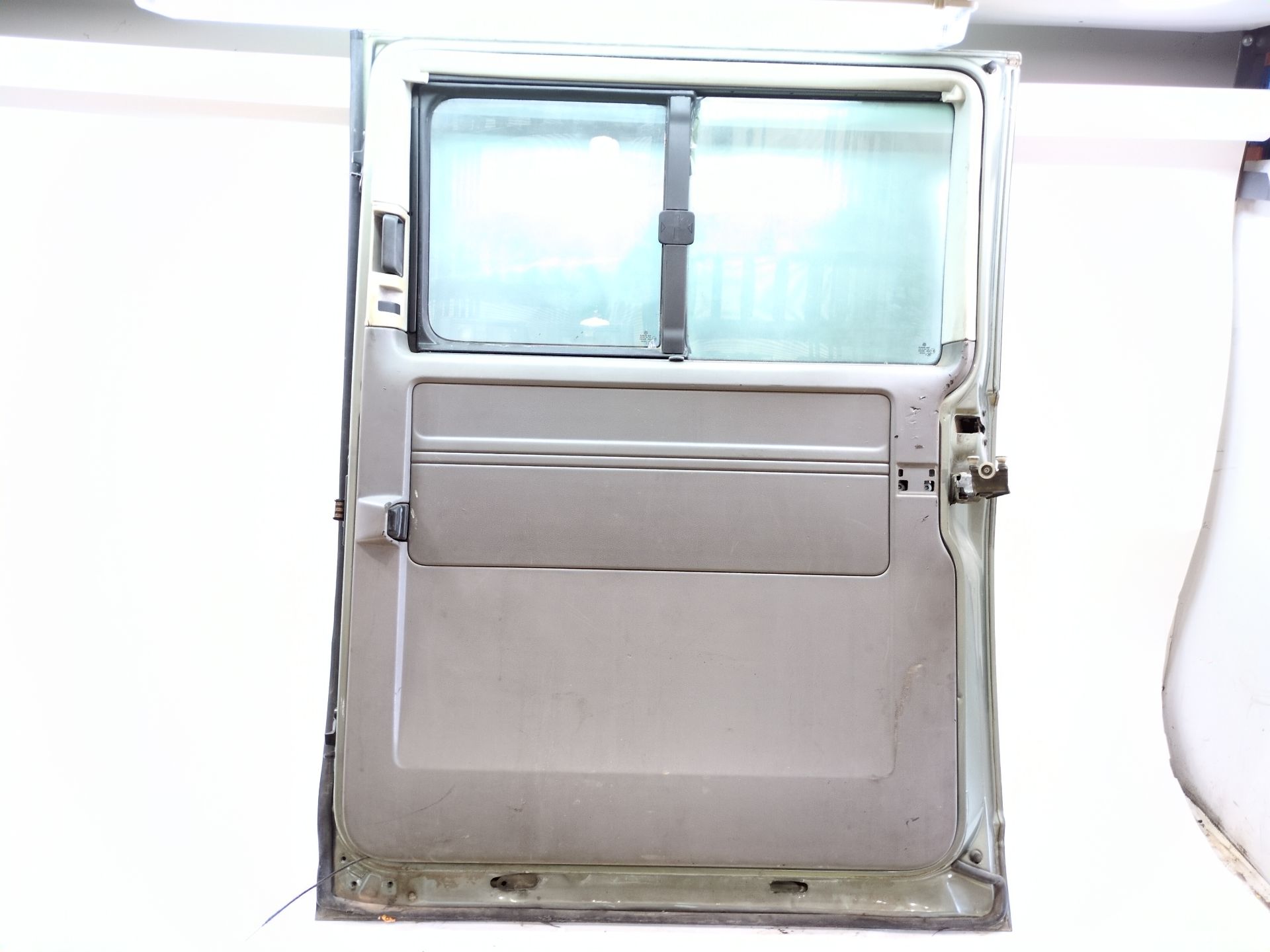 puerta_corredera_lateral_derecha_7e0843108bf_color_exterior_n_de_pintura_3p_a6w_7e0_843_108_bf_volkswagen_transporter_t5_autobus