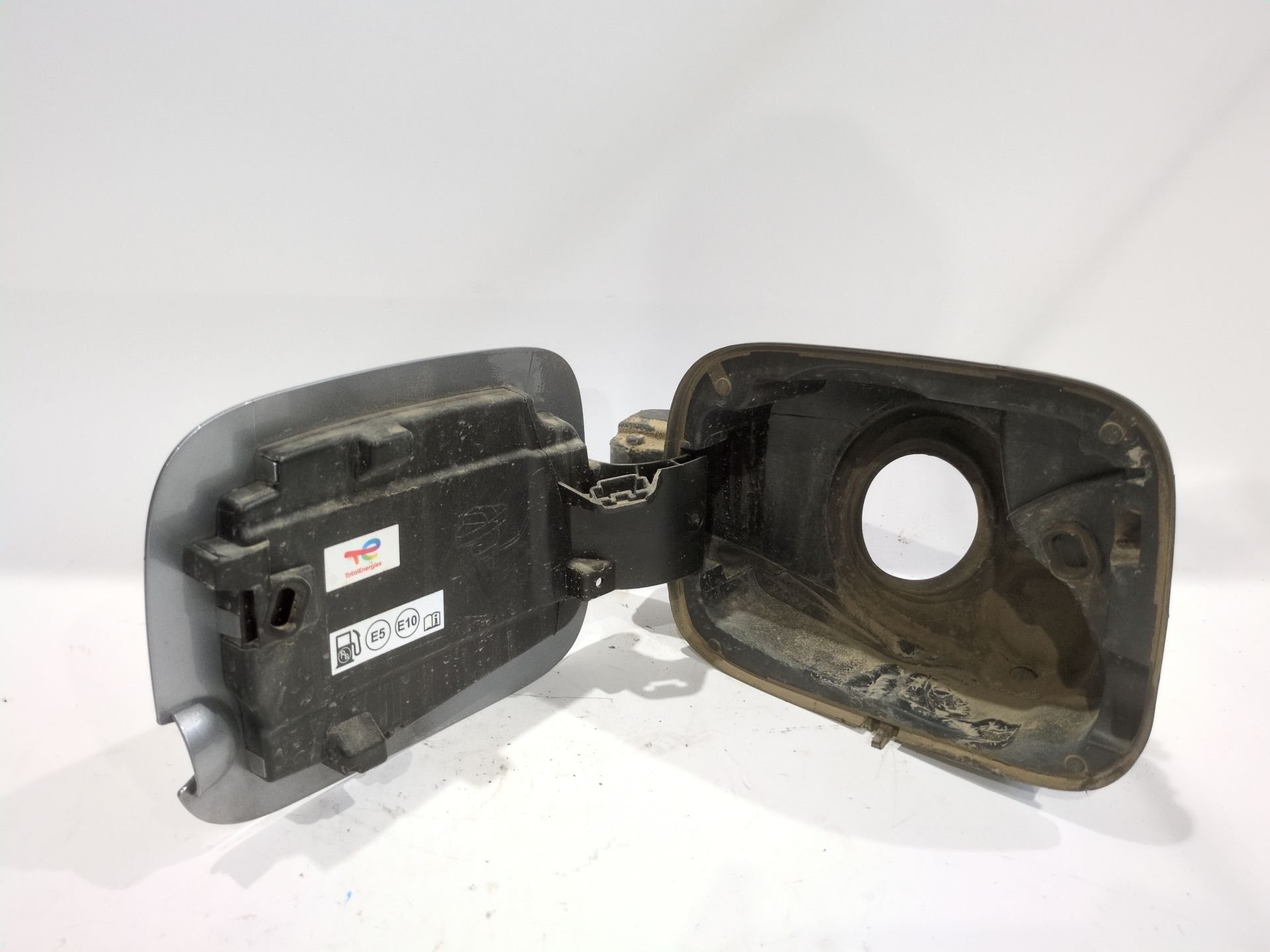 tapa_exterior_combustible_9812083180_color_de_carroceria_kca_pintura_gris_artense_9812083080_citr_n_c3_iii_sx_1_2_puretech_82