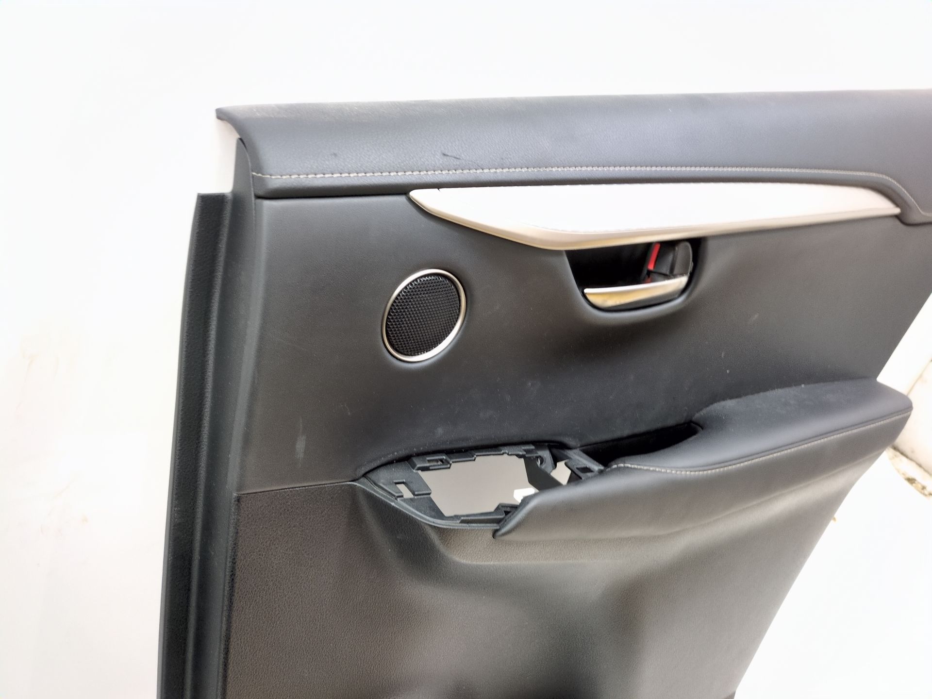 guarnecido_puerta_trasera_derecha_1c112001563_lexus_nx_z1_300h_awd_ayz15