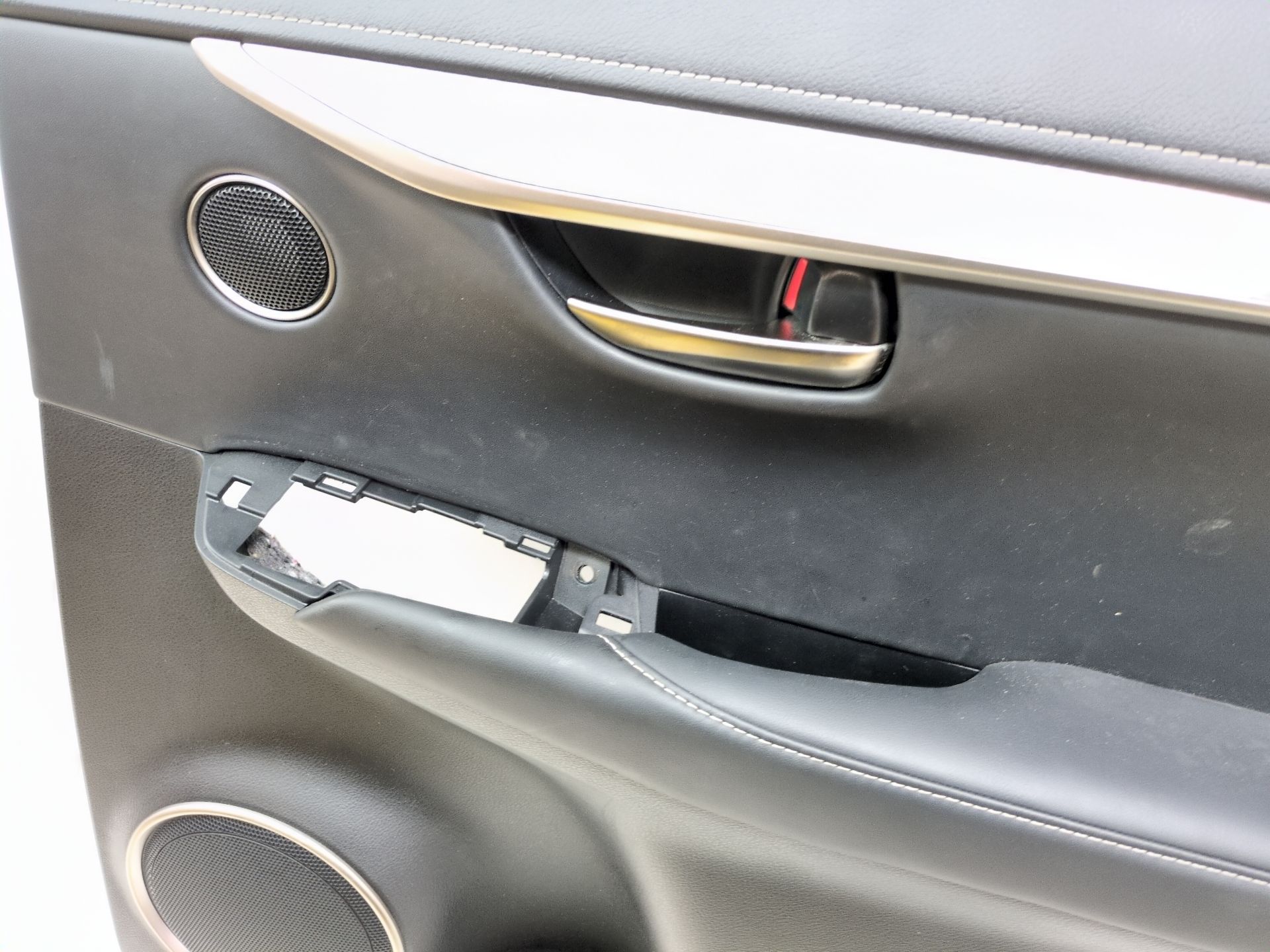 guarnecido_puerta_trasera_derecha_1c112001563_lexus_nx_z1_300h_awd_ayz15