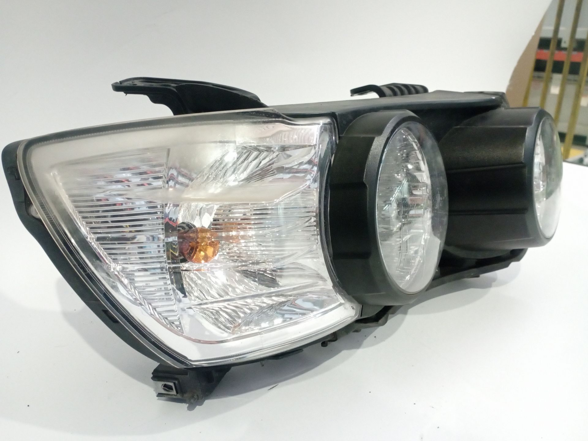 faro_derecho_96831062_chevrolet_aveo_hatchback_t300_1_4