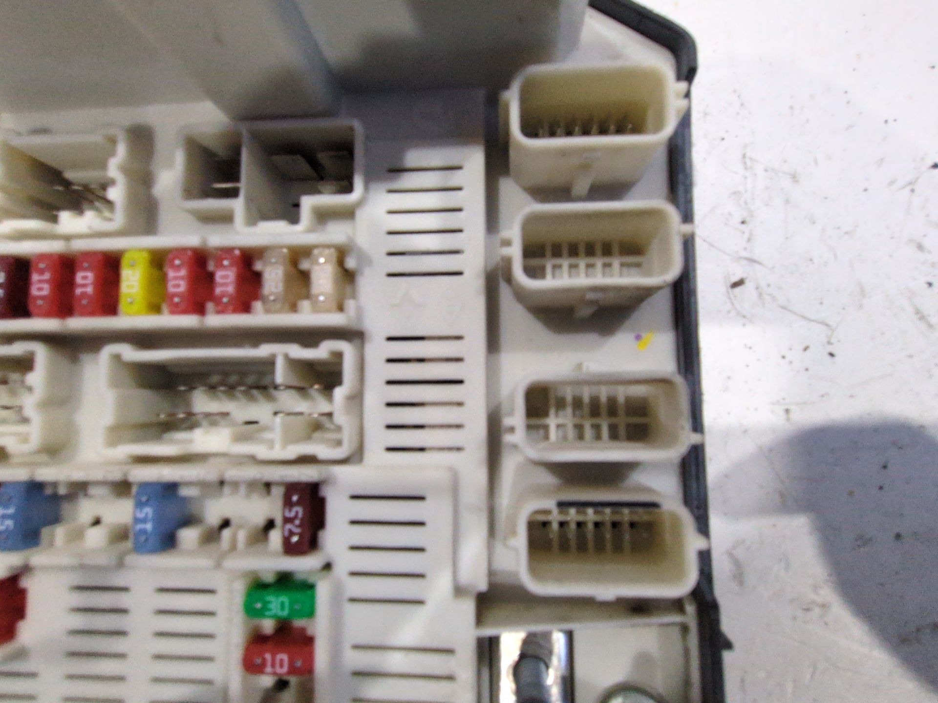 caja_reles_fusibles_8200481866_n2_usmc_ptf_renault_scenic_ii_jm0_1_1_9_dci_jm14