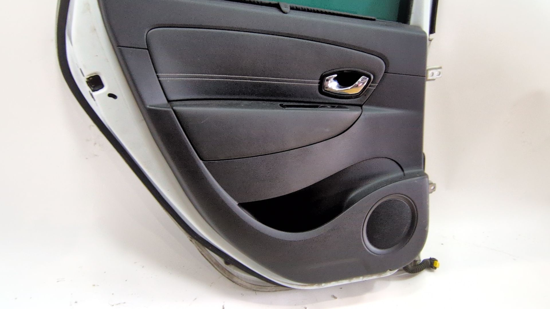 puerta_trasera_izquierda_821012747r_color_carroceria_ov369_ice_white_bc_renault_scenic_iii_jz0_1_1_5_dci
