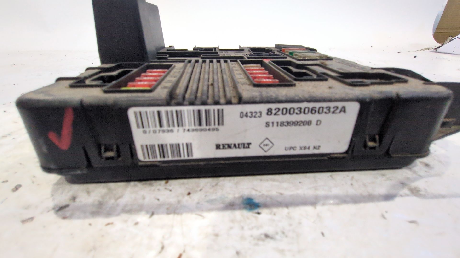 caja_reles_fusibles_8200306032a_renault_gran_scenic_ii_118399200d_al_de