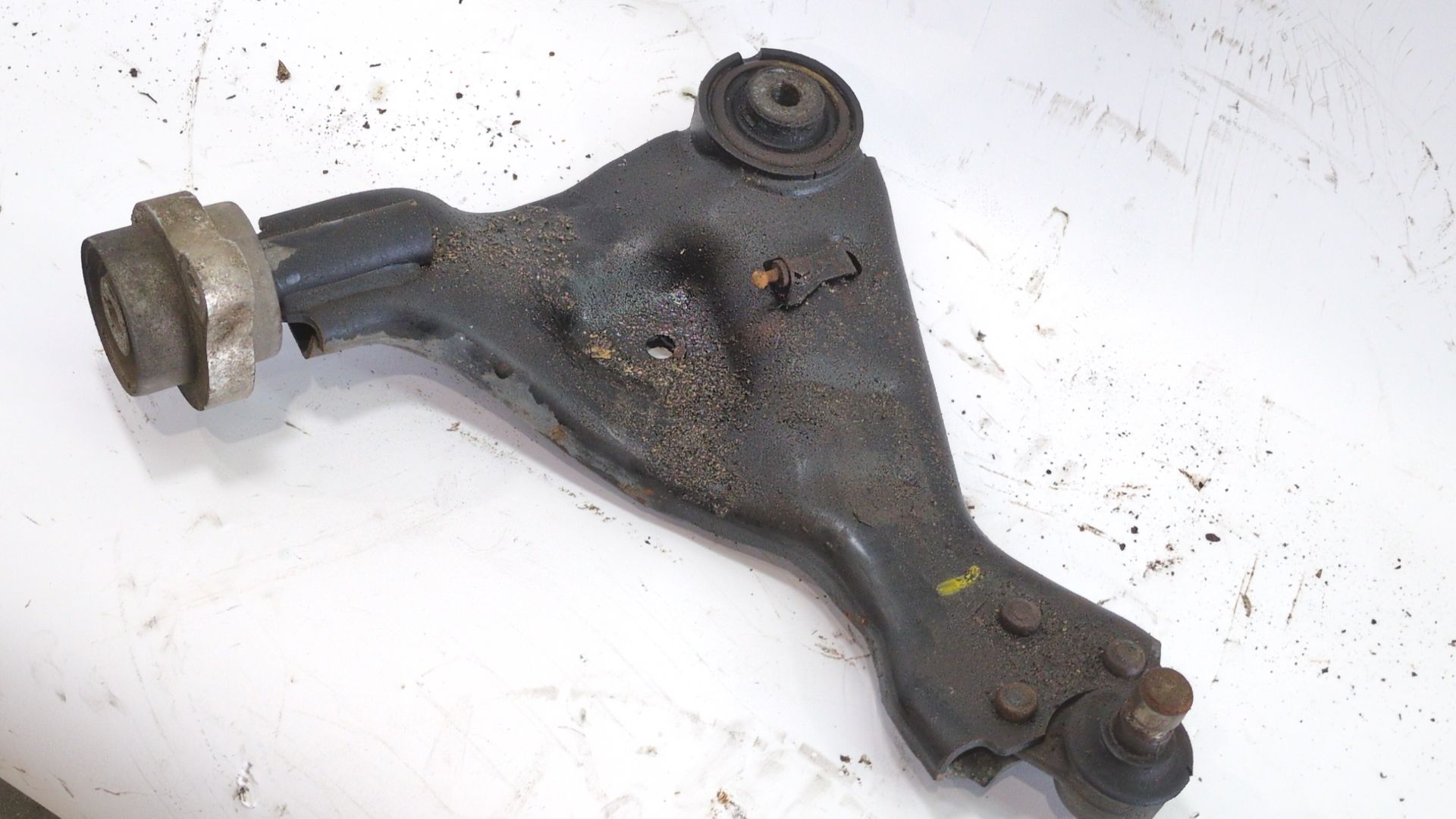 brazo_suspension_inferior_delantero_izquierdo_6393301401_mercedes_benz_viano_w639_cdi_2_2_639_811_639_813_639_815_639_711_639_71