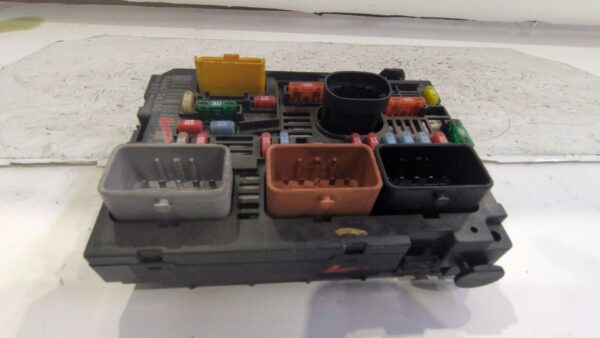 caja_reles_fusibles_9664706280_peugeot_308_i