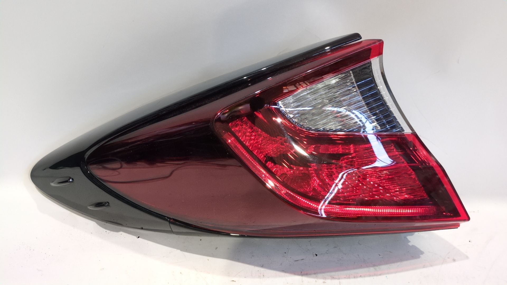 piloto_trasero_izquierdo_exterior_81560f412000_200398340_81560_f4120_00_toyota_c_hr_x1_1_8_hybrid_zyx10_zyx11