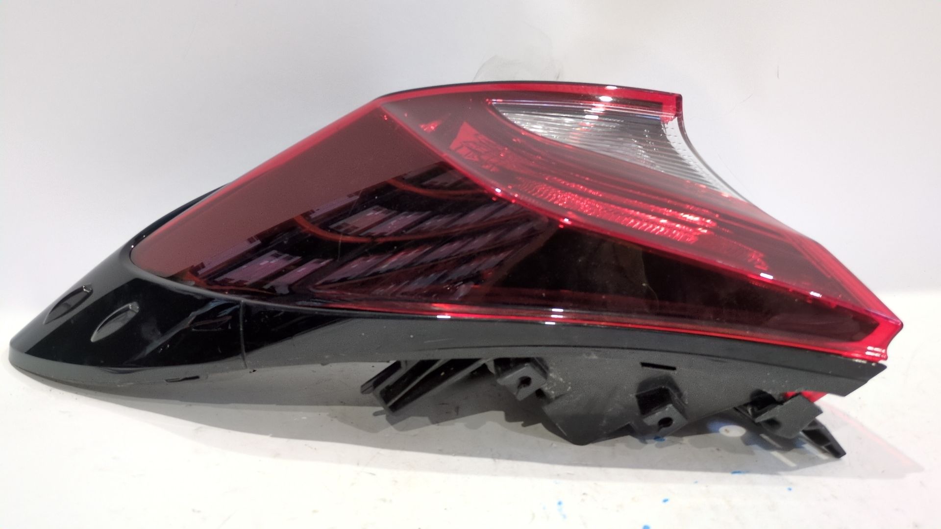 piloto_trasero_izquierdo_exterior_81560f412000_200398340_81560_f4120_00_toyota_c_hr_x1_1_8_hybrid_zyx10_zyx11