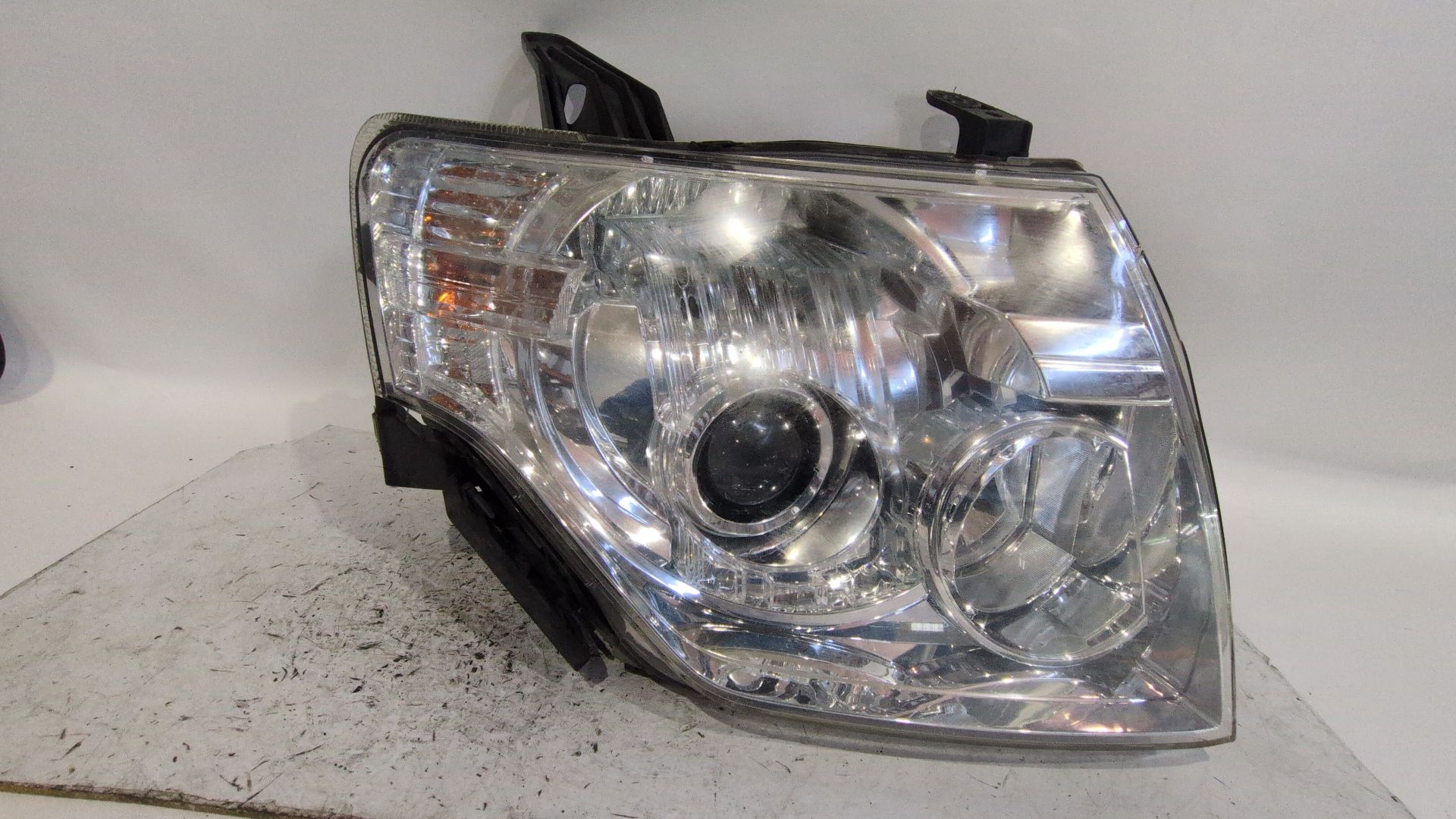 faro_derecho_8301c130_mitsubishi_montero_iv_v8_w_v9_w_3_2_di_d_4wd_v98w_v88w