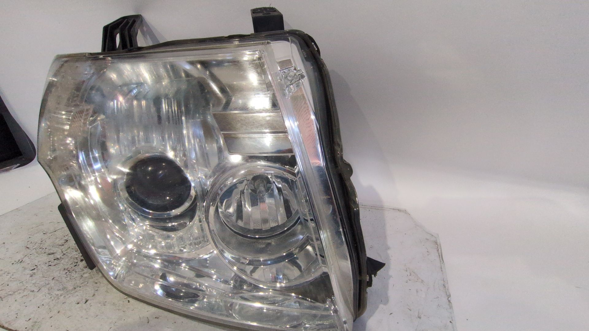 faro_derecho_8301c130_mitsubishi_montero_iv_v8_w_v9_w_3_2_di_d_4wd_v98w_v88w