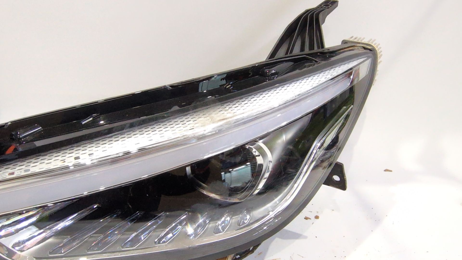 faro_izquierdo_a00005l0200_11275385_ac240105033_mg_mg_zs_suv_1_5_vti