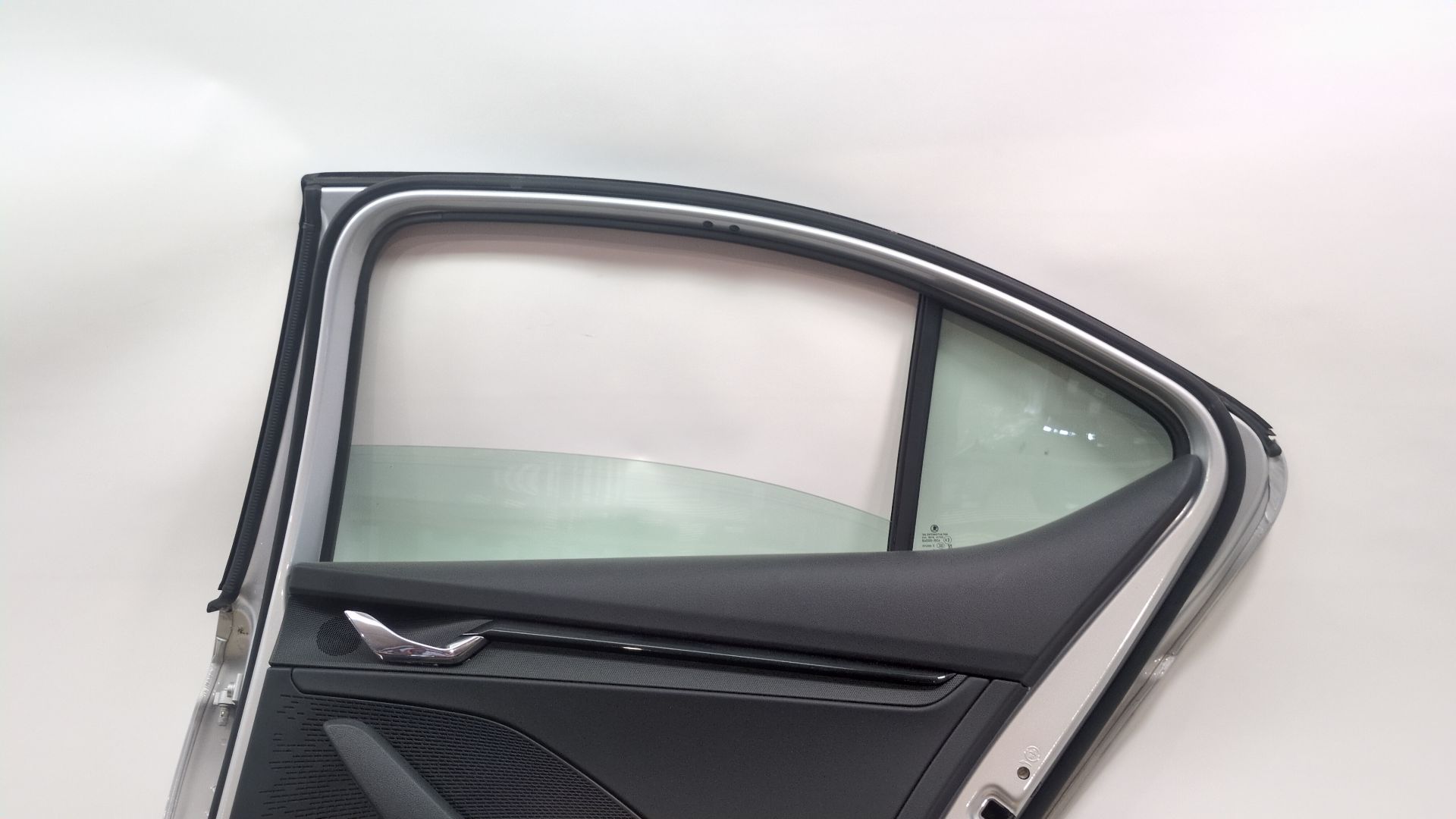 puerta_trasera_derecha_5e6833052_color_exterior_n_de_pintura_8e_a7w_5e6_833_052_skoda_octavia_iv_nx3_nn3_pv3_2_0_tdi