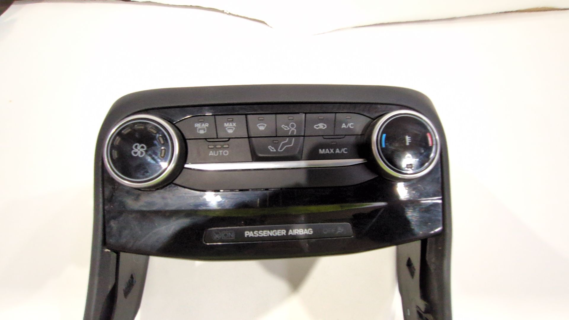 mando_climatizador_mn1t18c612ad_mn1t_18c612_ad_l1tb8045a17aa3zhe_l1tb_8045a17_aa3z_he_referencia_de_consola_central_ford_puma_j2